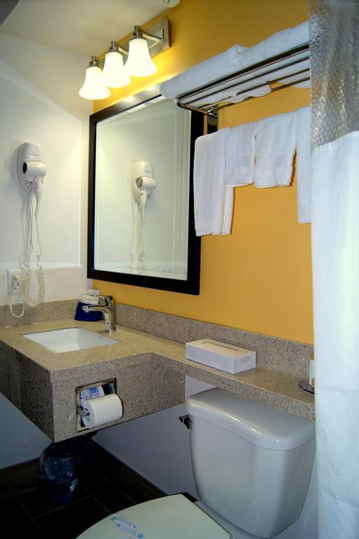 Bay Hill Inns & Suites Neepawa Esterno foto