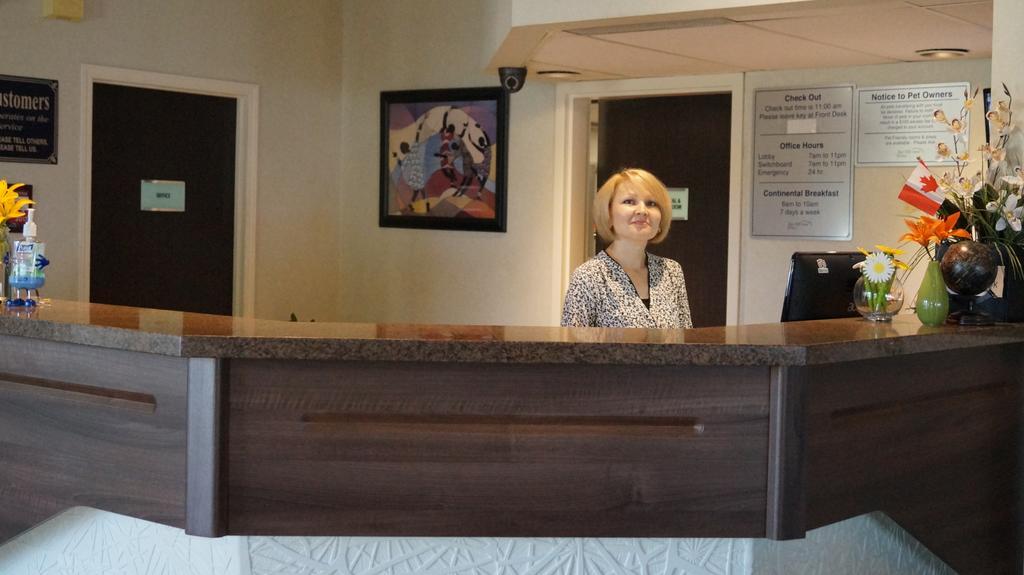 Bay Hill Inns & Suites Neepawa Esterno foto