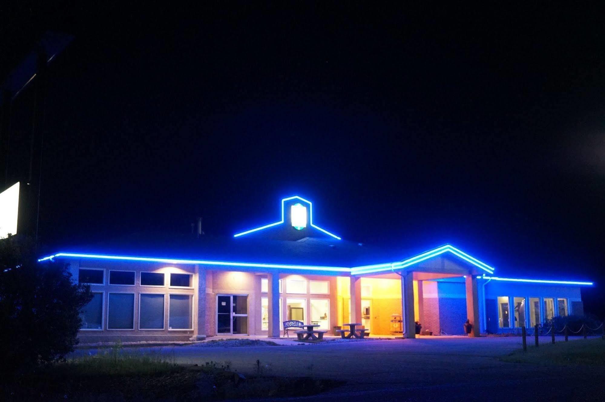 Bay Hill Inns & Suites Neepawa Esterno foto