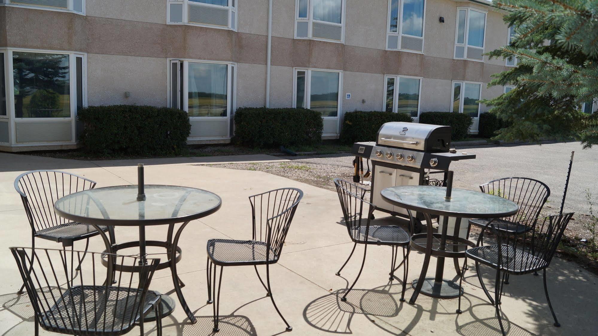 Bay Hill Inns & Suites Neepawa Esterno foto