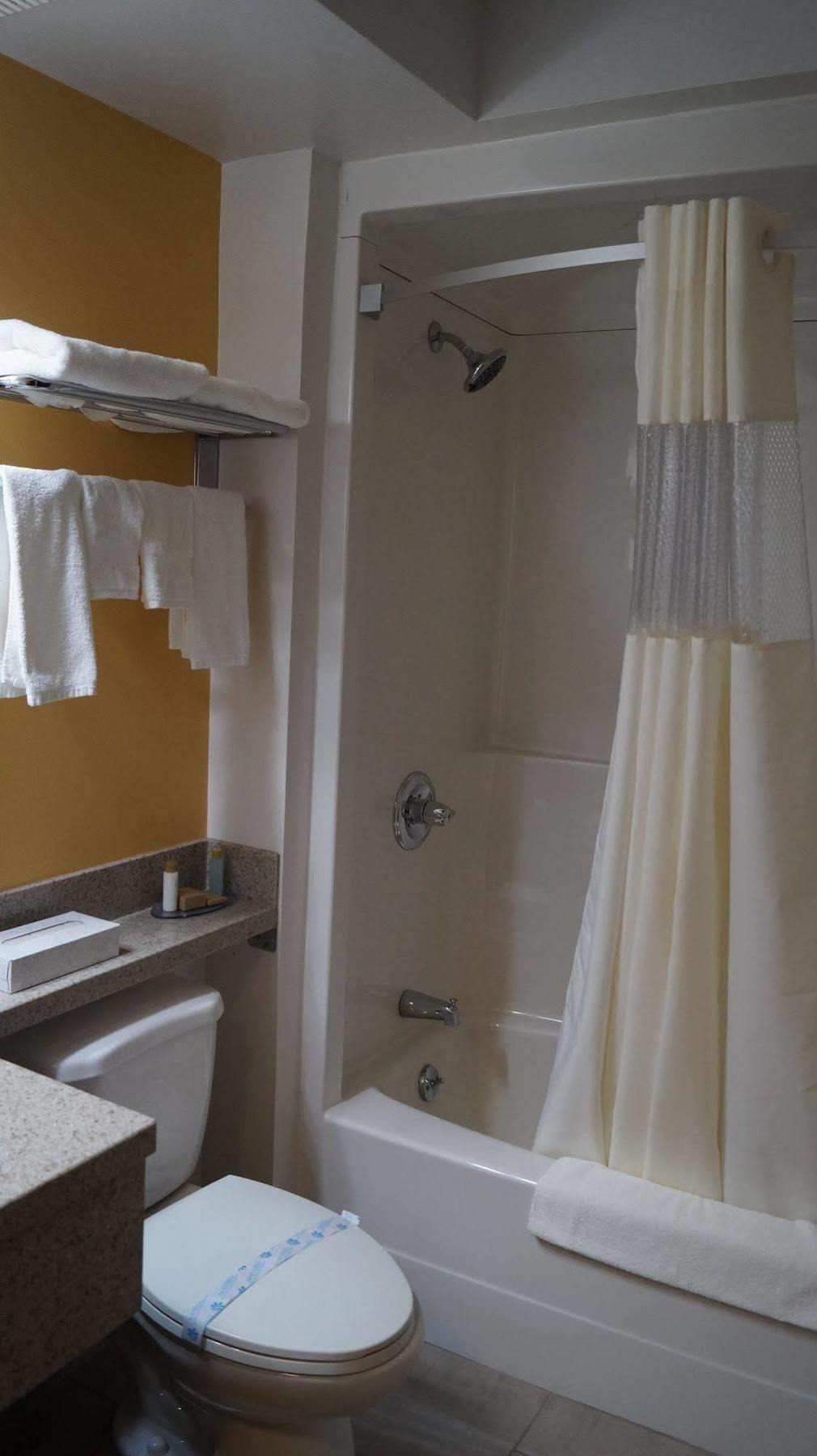 Bay Hill Inns & Suites Neepawa Esterno foto