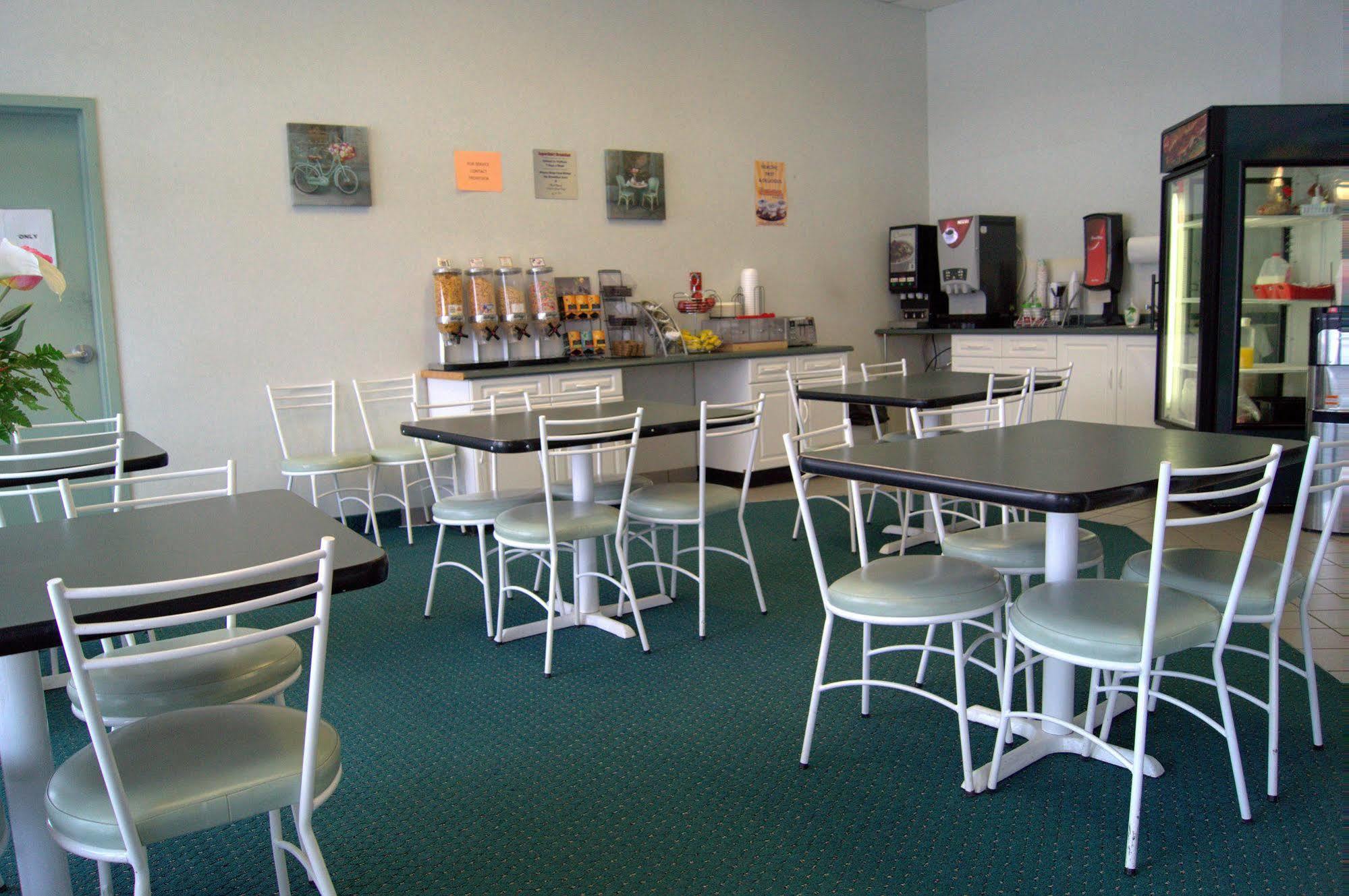 Bay Hill Inns & Suites Neepawa Esterno foto