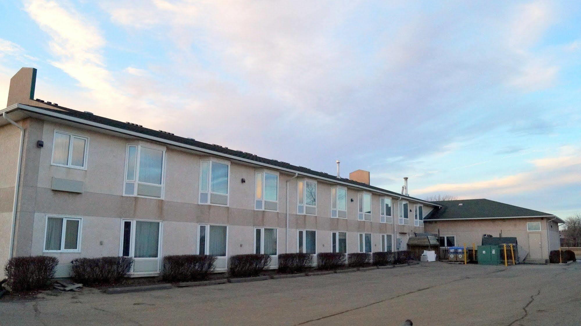 Bay Hill Inns & Suites Neepawa Esterno foto