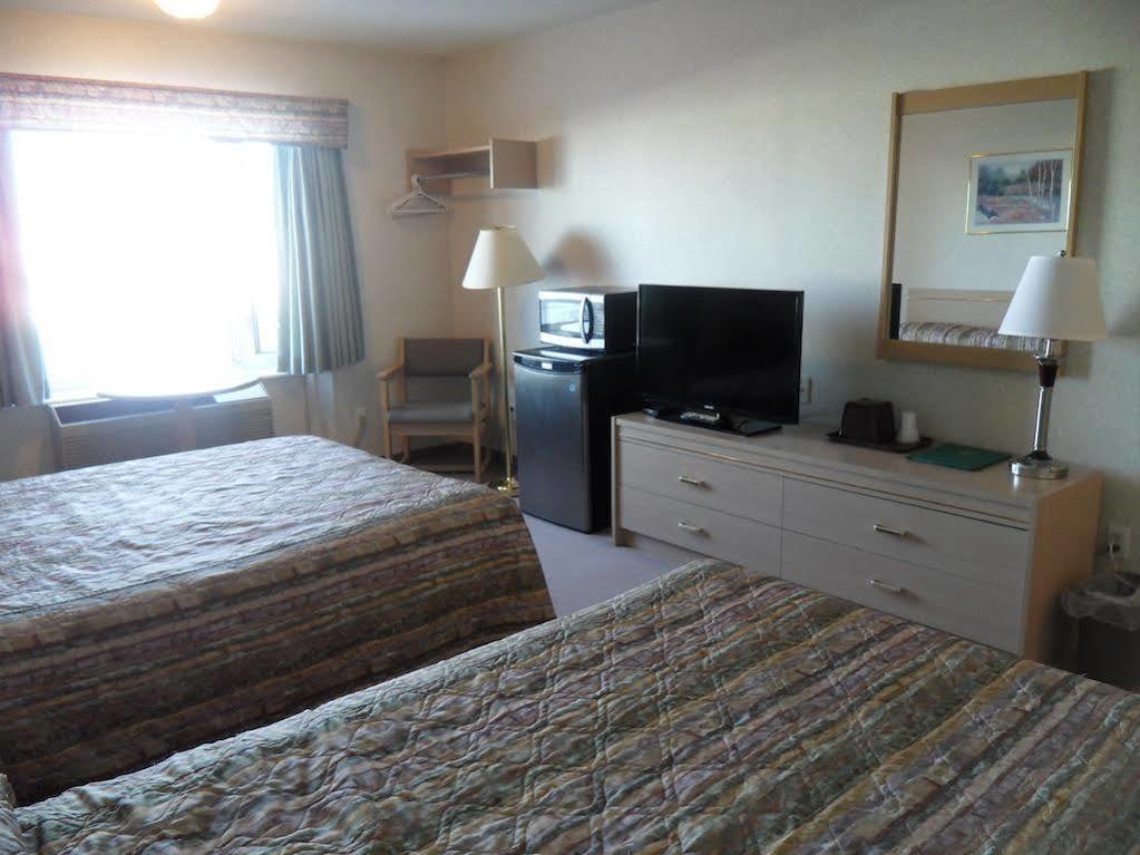 Bay Hill Inns & Suites Neepawa Esterno foto