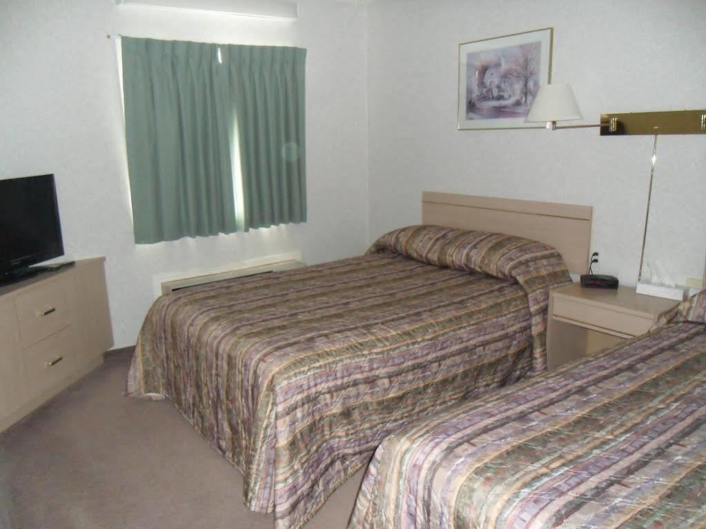 Bay Hill Inns & Suites Neepawa Esterno foto