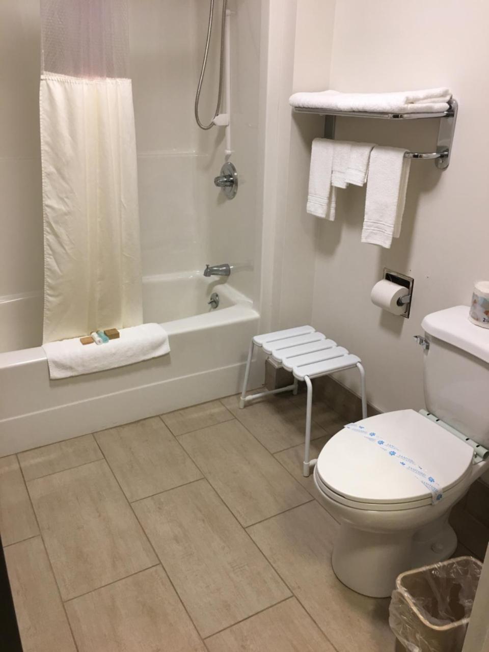 Bay Hill Inns & Suites Neepawa Esterno foto