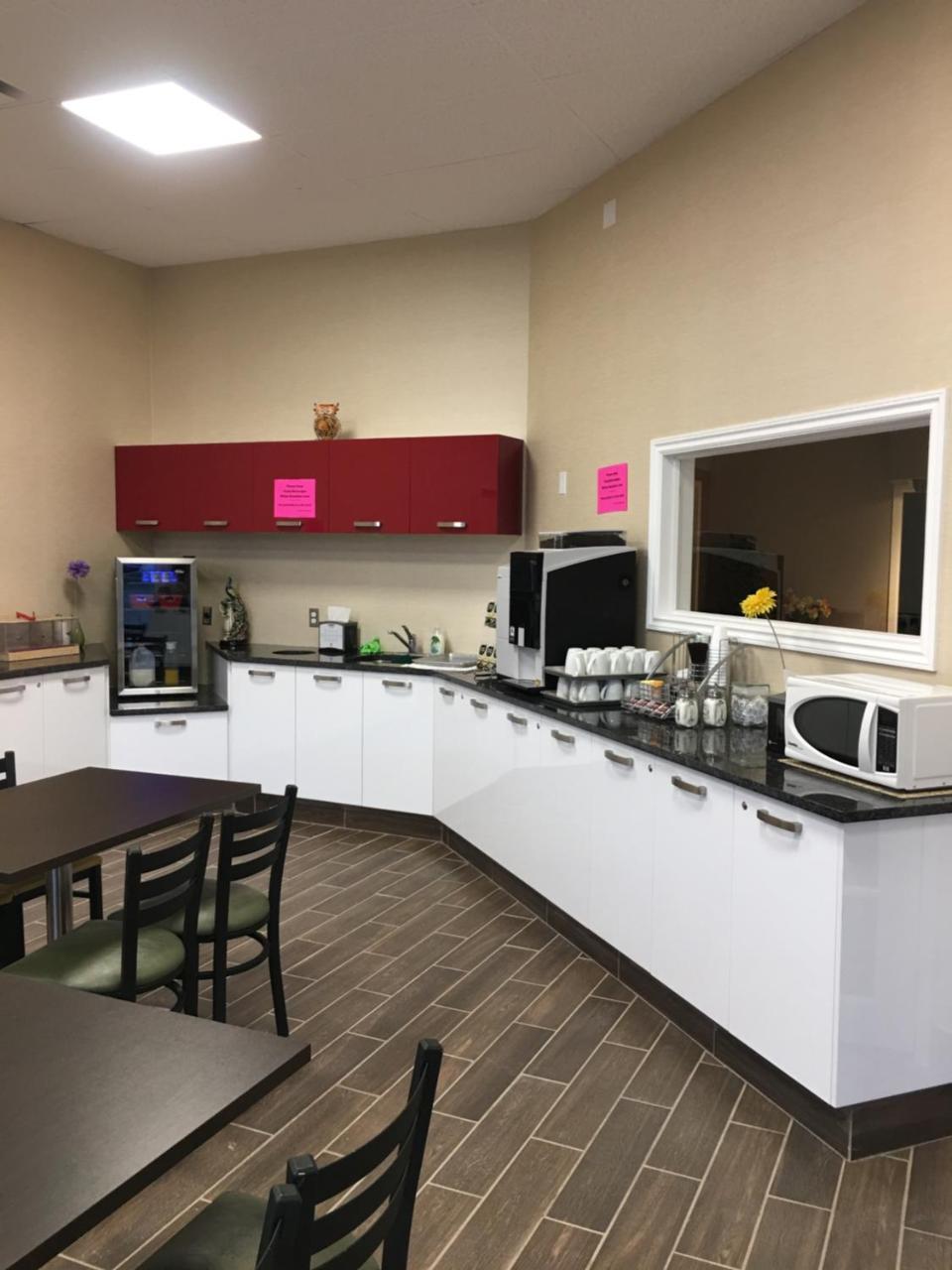 Bay Hill Inns & Suites Neepawa Esterno foto